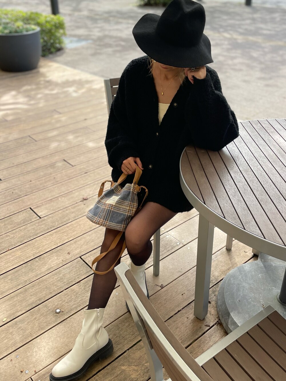 ホワイト系のブーツ、その他のショルダーバッグ、ゴールド系のネックレスを着用したレディースの秋コーディネートの4枚目の写真