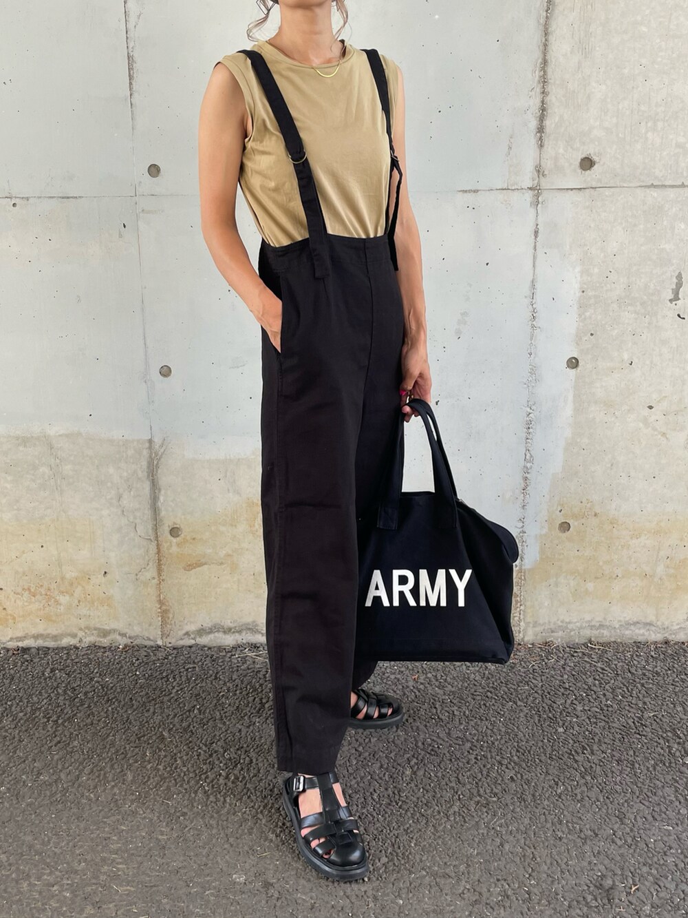 ベージュ系のタンクトップ、ブラック系のサロペット/オーバーオール、その他のトートバッグを着用したレディースの夏コーディネートの4枚目の写真