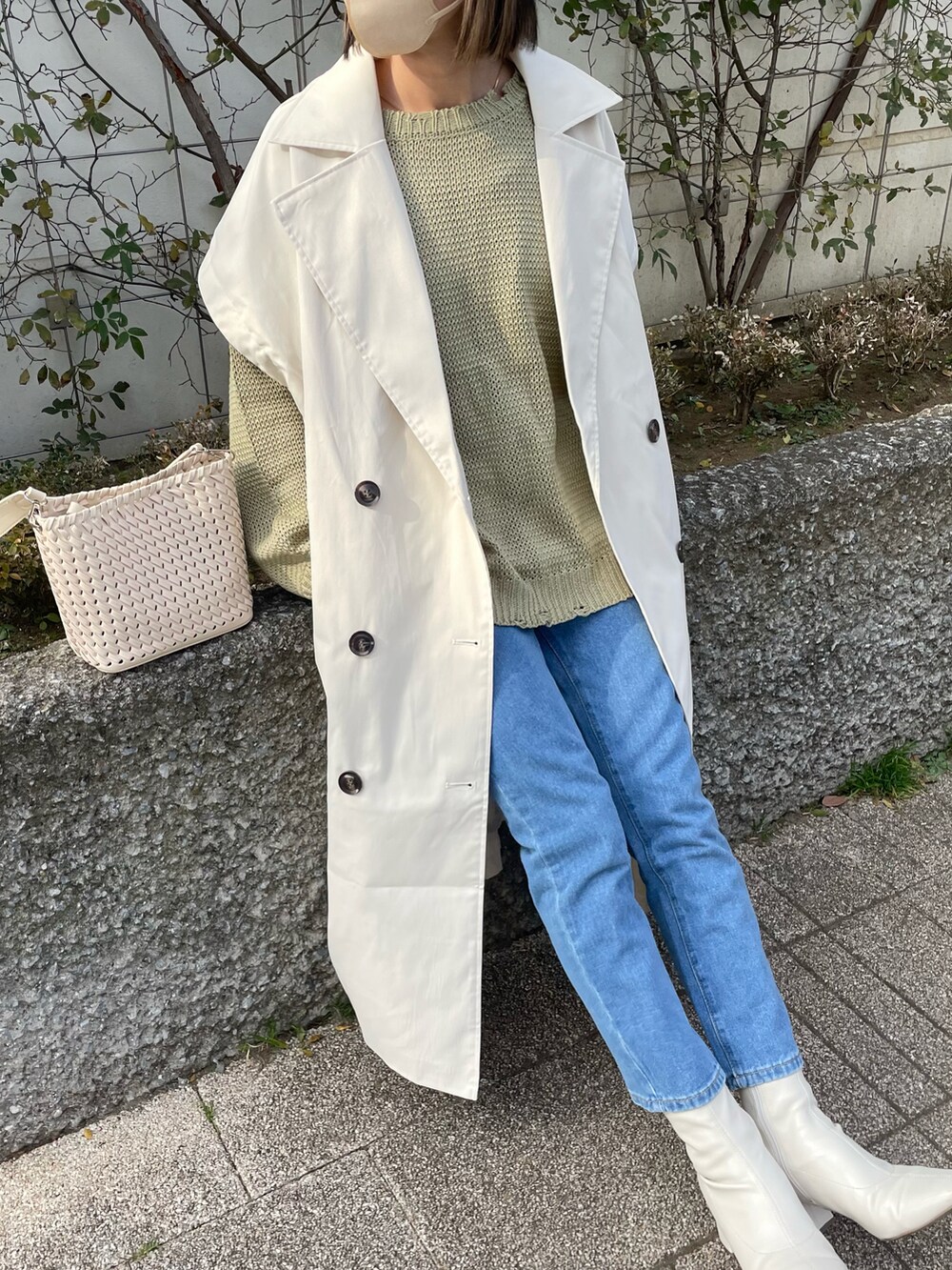 ホワイト系のその他アウター、ベージュ系のショルダーバッグ、ホワイト系のブーツを着用したレディースの冬コーディネートの3枚目の写真