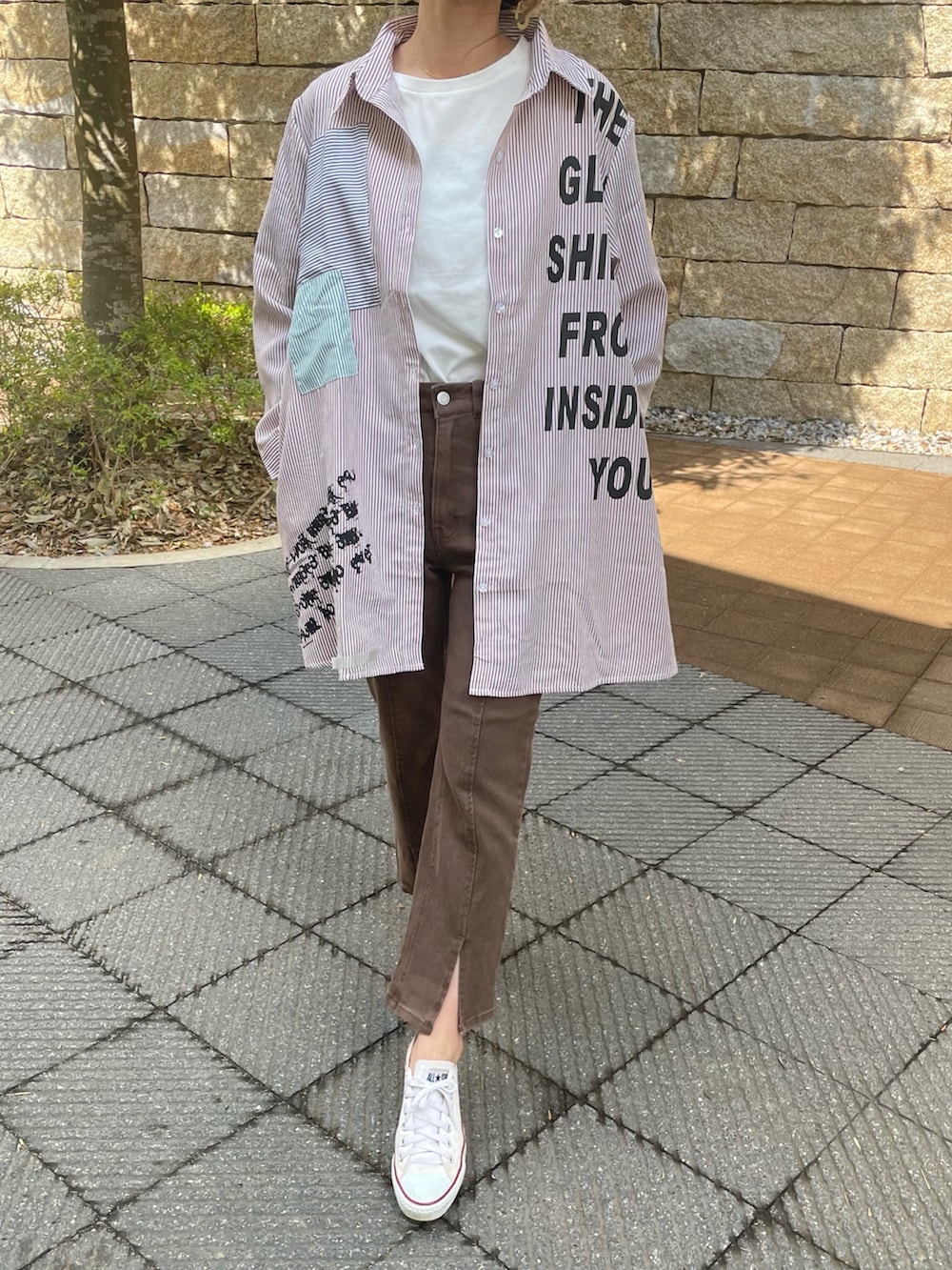 ブラウン系のシャツ/ブラウス、その他のTシャツ/カットソー、ホワイト系のスニーカーを着用したレディースの春コーディネートの2枚目の写真