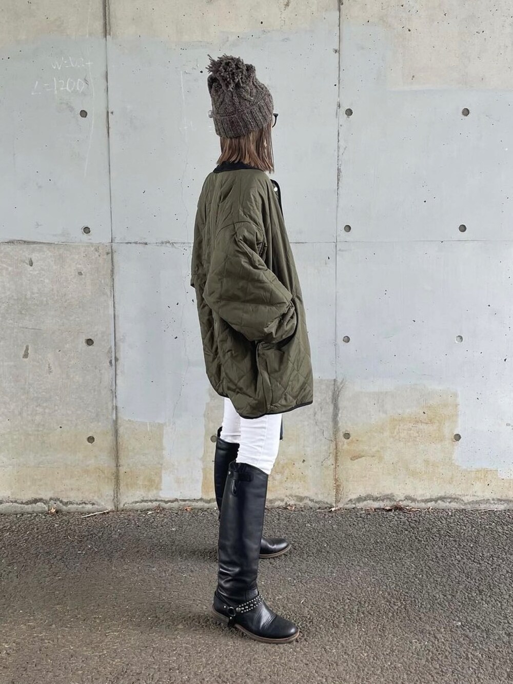 グリーン系のその他アウター、ブラック系のスウェット、ホワイト系のデニムパンツを着用したレディースの秋コーディネートの4枚目の写真