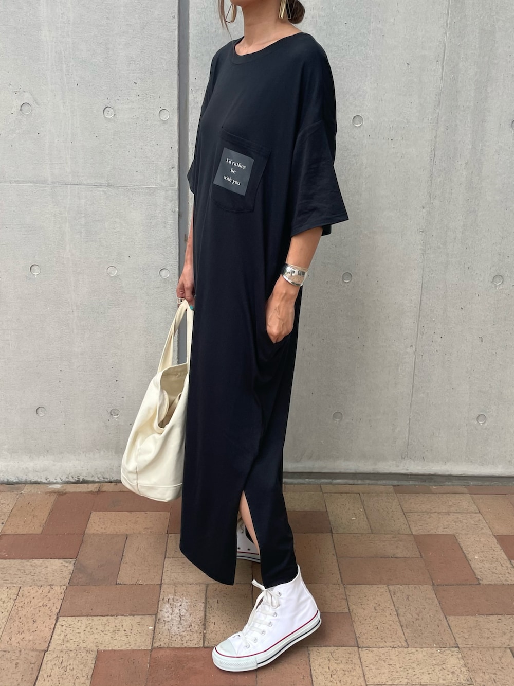 「夏コーデ、大人カジュアル、プチプラコーデ、Tシャツワンピ、ロングワンピース、ワンピース、トートバッグ、ワンピース×スニーカー、キャップ、モノトーン、カジュアル、ママコーデ、ゆるコーデ、お洒落さんとつながりたい、ワンピーススタイル」｜「copineの胸ポケットロゴ&バックロゴゆったりTシャツワンピース(ブラック)（ワンピース、ブラック系）」を使った、ayaさん（レディース・161cm）の夏コーディネートの2枚目の写真
