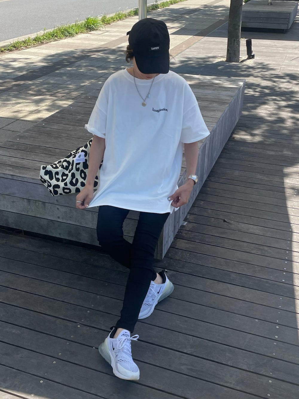 ホワイト系のTシャツ/カットソー、ブラック系のその他パンツ、ホワイト系のトートバッグを着用したレディースの春コーディネートの4枚目の写真