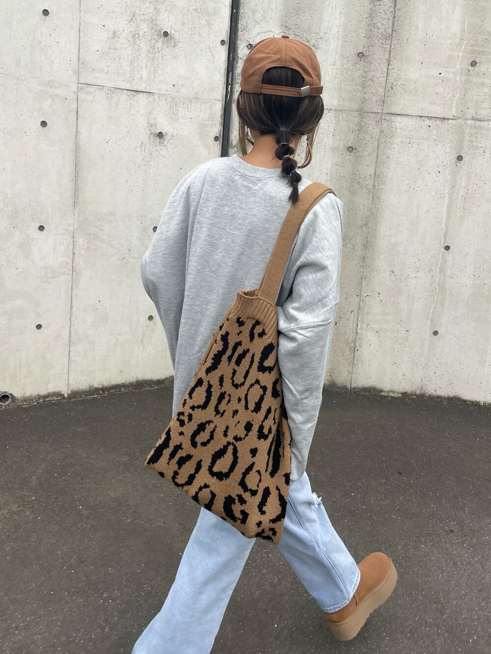 ブルー系のデニムパンツ、その他のトートバッグ、ブラウン系のブーツを着用したレディースの秋コーディネートの5枚目の写真