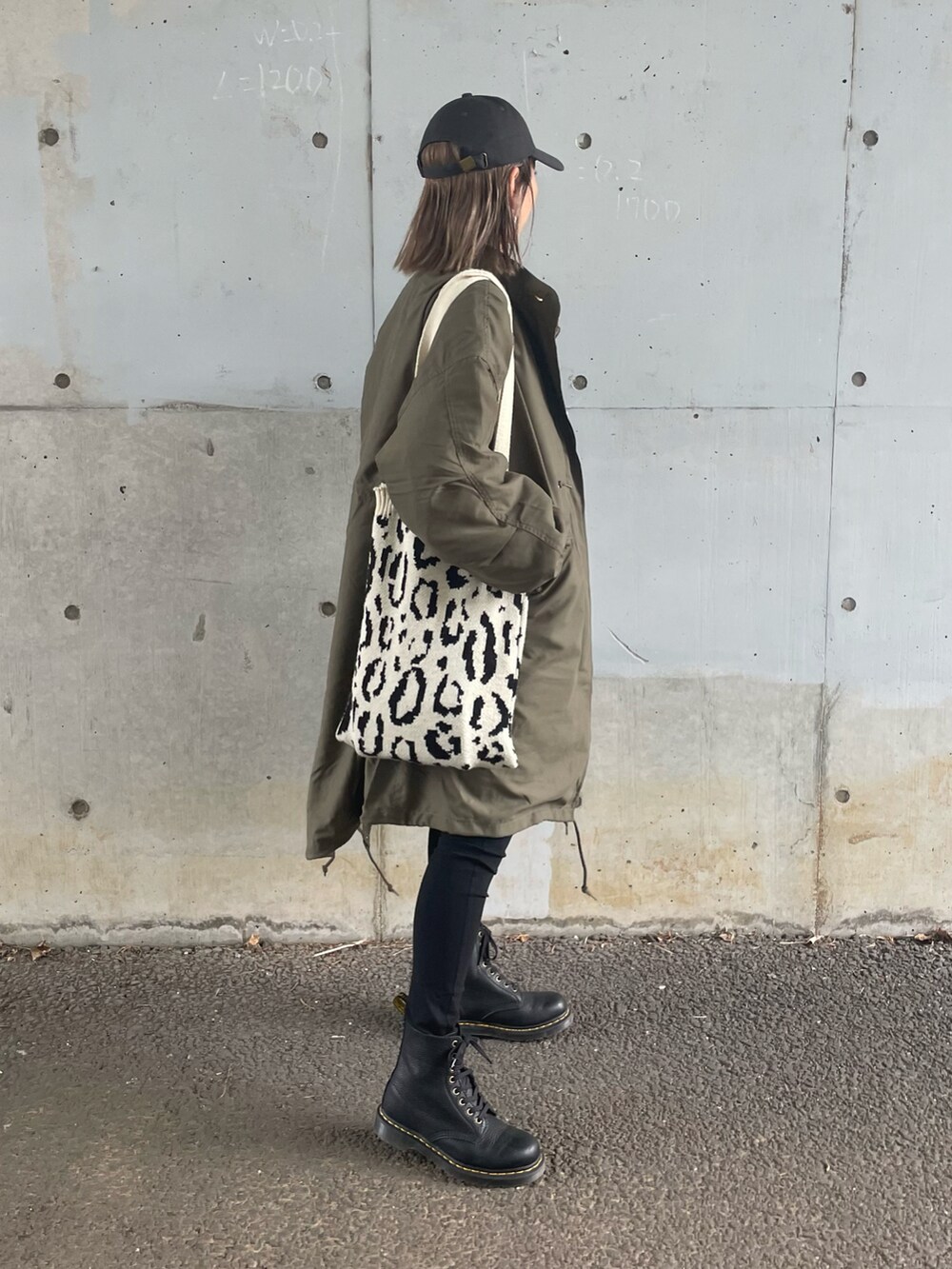 「ゆるコーデ、モッズコート、M65、キルティング、3way、シンプルスタイル、メンズライク、カーキ、着回しコーデ、Dr.Martens、レオパード、トートバッグ、キャップ、ビッグシルエット、お洒落さんとつながりたい」｜「copineのM65 キルティングライナー付き3WAYモッズコート（モッズコート、グリーン系）」を使った、ayaさん（レディース・161cm）の秋コーディネートの3枚目の写真