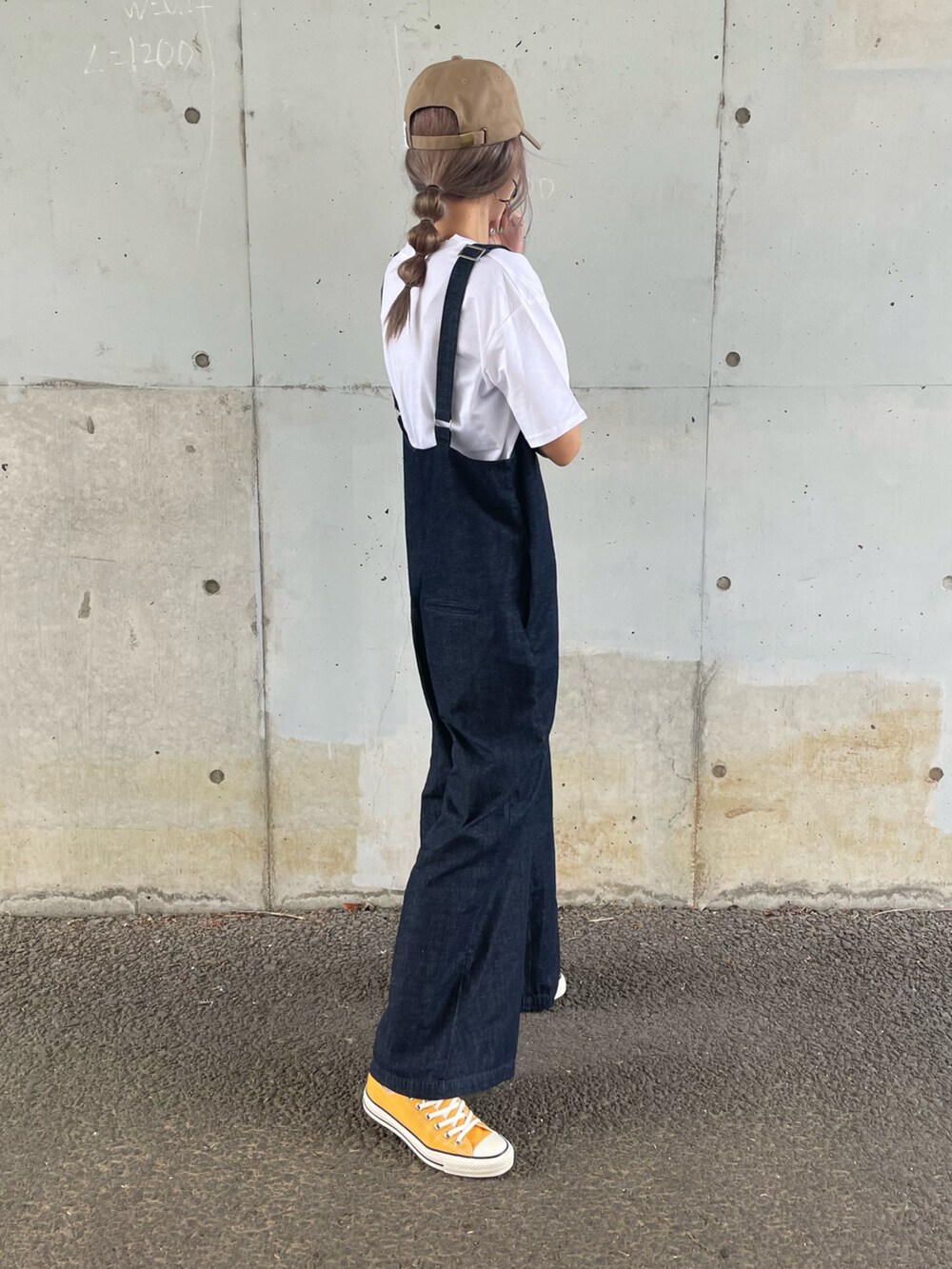 ホワイト系のTシャツ/カットソー、ブルー系のサロペット/オーバーオール、オレンジ系のスニーカーを着用したレディースの夏コーディネートの2枚目の写真
