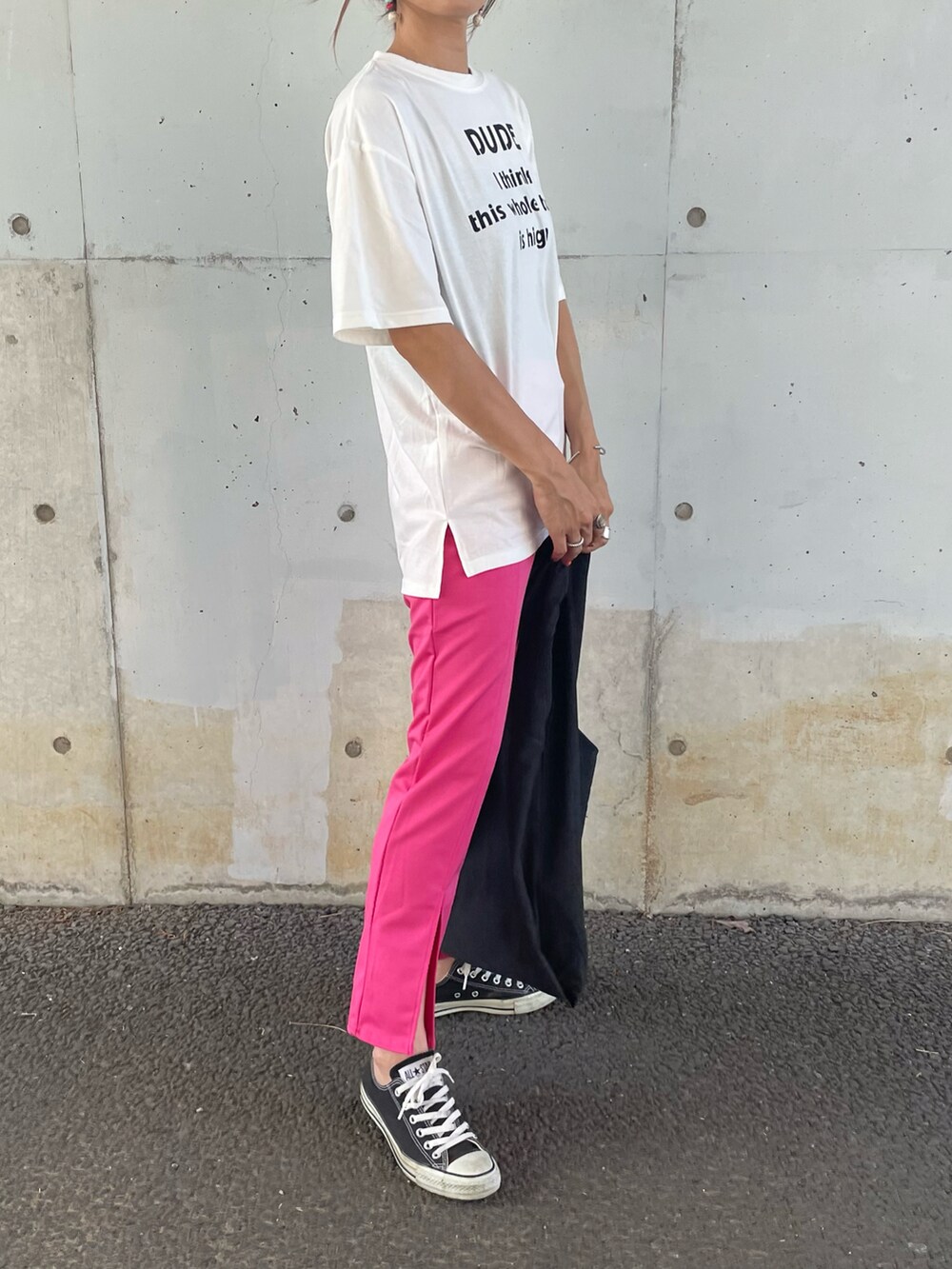 ピンク系のその他パンツ、ホワイト系のTシャツ/カットソー、その他のエコバッグ/サブバッグを着用したレディースの夏コーディネートの3枚目の写真