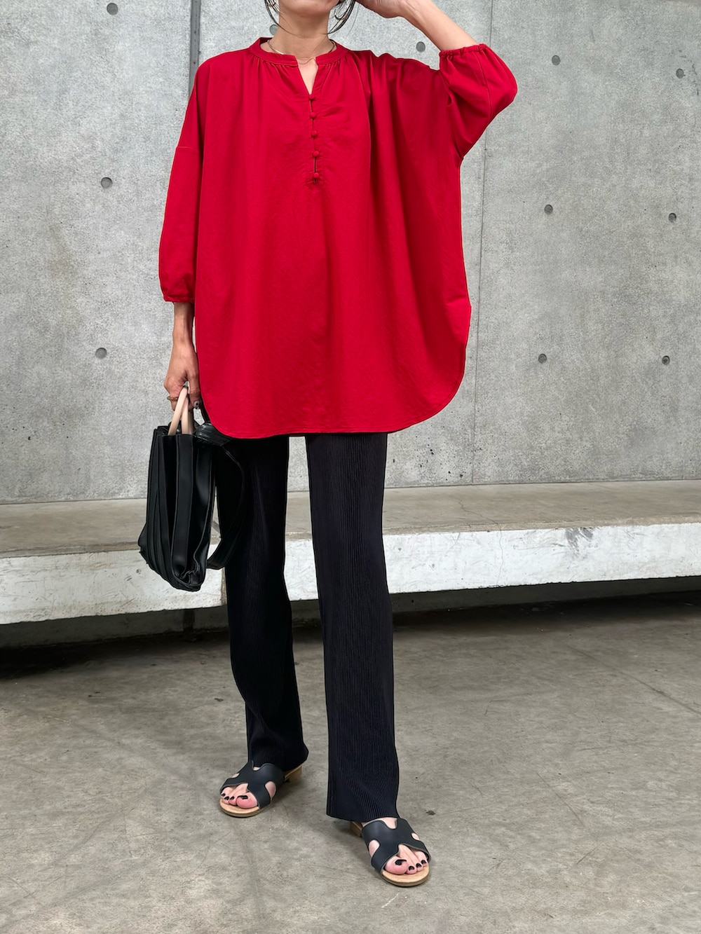 レッド系のTシャツ/カットソー、ブラック系のその他パンツ、その他のショルダーバッグを着用したレディースの夏コーディネートの2枚目の写真