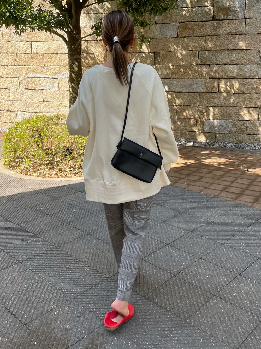 ホワイト系のスウェット、グレー系のその他パンツ、レッド系のバレエシューズを着用したレディースの春コーディネートの3枚目の写真