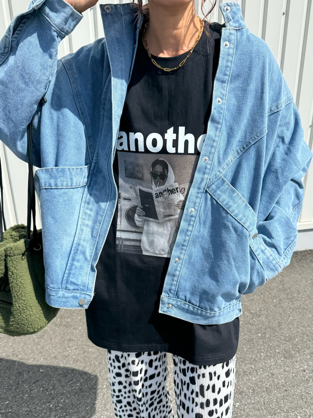 「秋のコーデ、パンツスタイル、プリーツパンツ、プリントT、デニムジャケット、おしゃれさんと繋がりたい、巾着バッグ、Dickies、秋服、キャップ、ゆるコーデ、秋コーデ、スニーカーコーデ、ダルメシアン柄、大人カジュアル」｜「copineのフォトプリントTシャツ(ブラック)（Tシャツ/カットソー、ブラック系）」を使った、ayaさん（レディース・161cm）の秋コーディネートの5枚目の写真