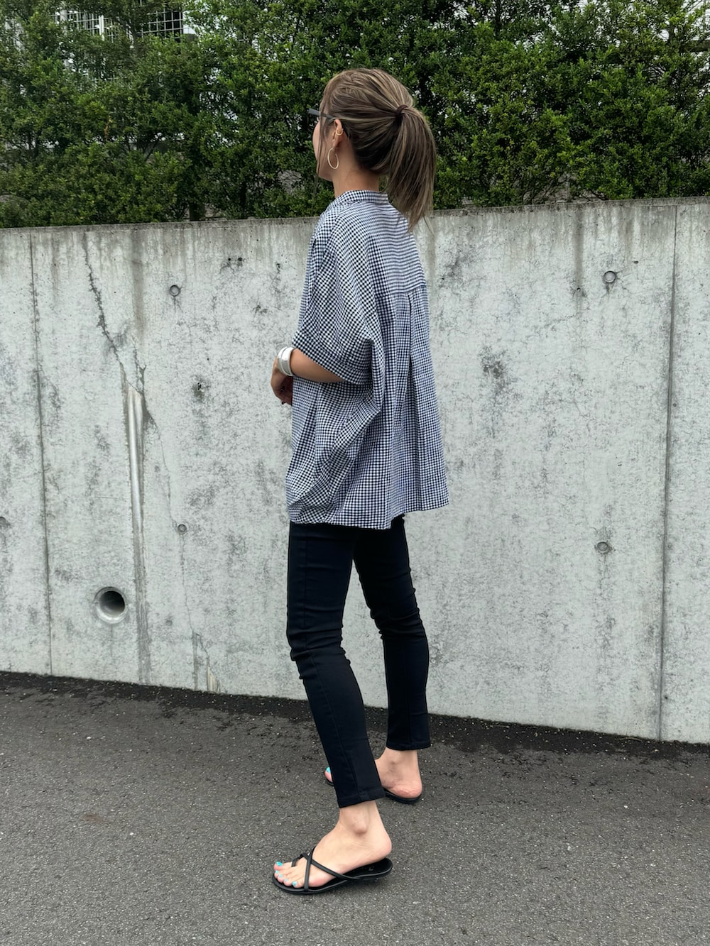 ブラック系のシャツ/ブラウス、ブラック系のその他パンツ、ゴールド系のネックレスを着用したレディースの夏コーディネートの2枚目の写真