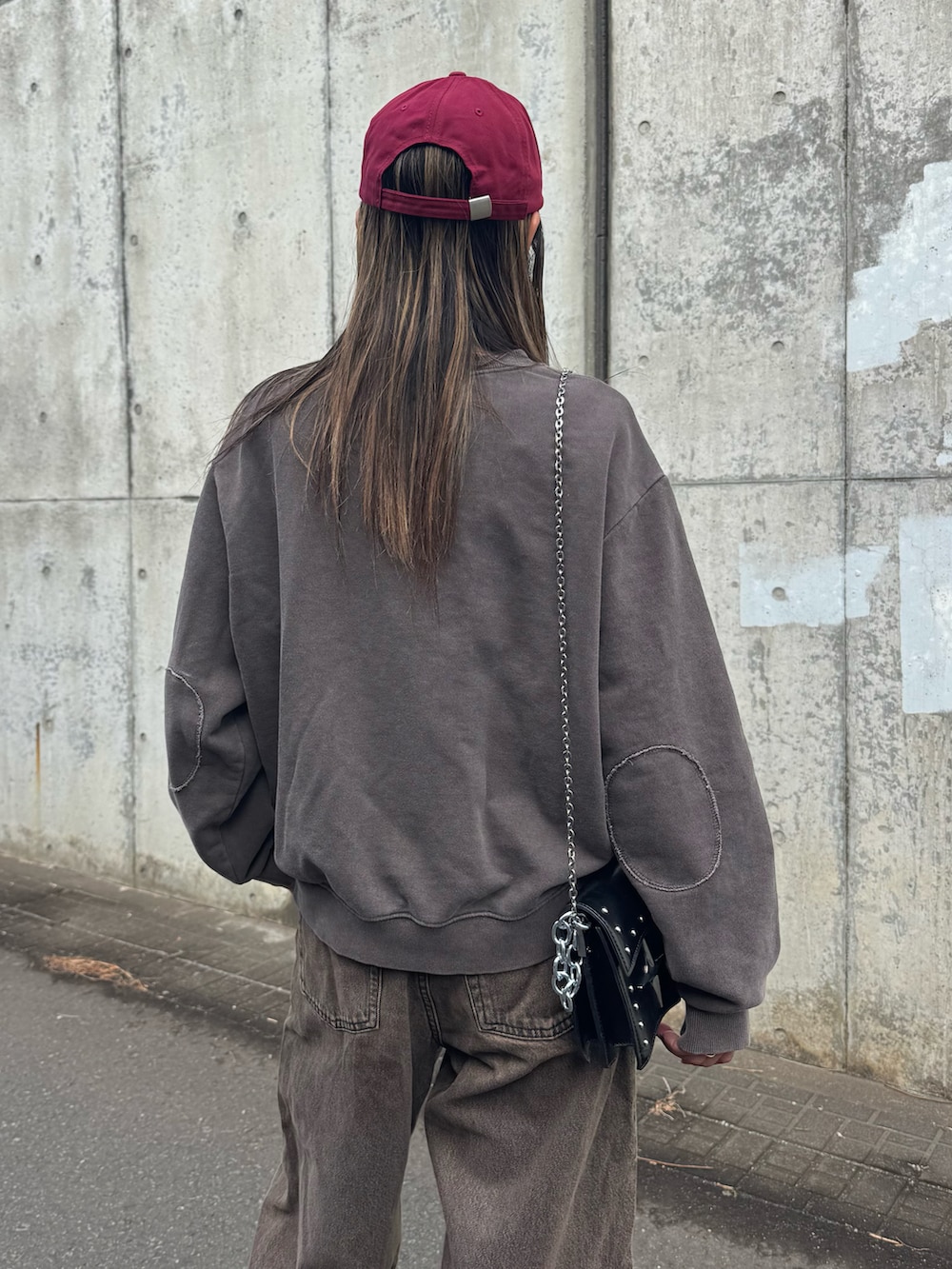 ブラウン系のスウェット、ブラウン系のスニーカーを着用したレディースの冬コーディネートの5枚目の写真