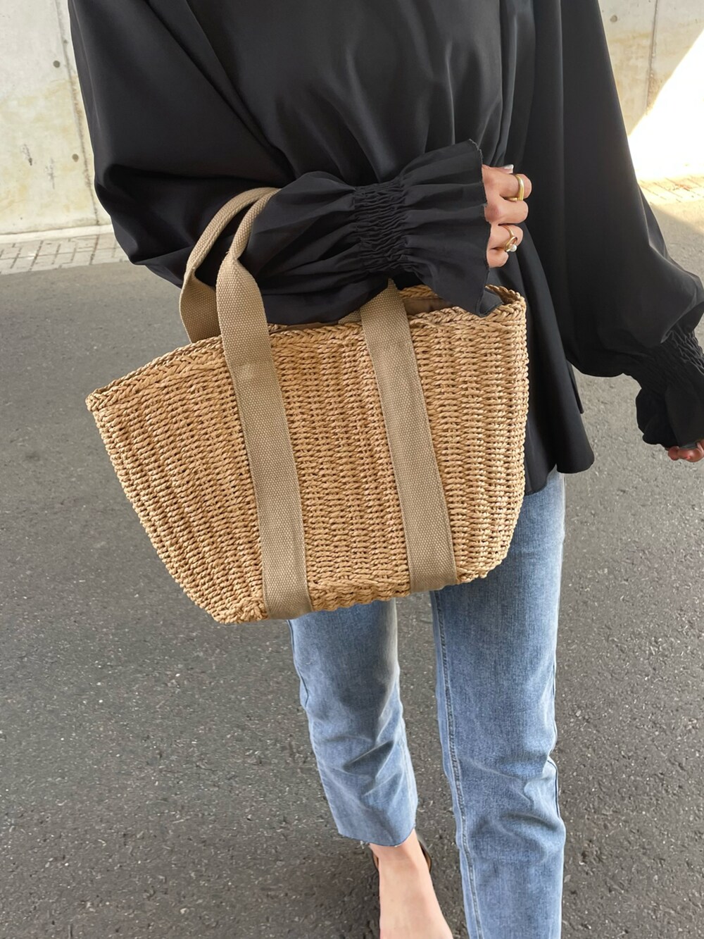 ブラック系のシャツ/ブラウス、ブルー系のデニムパンツ、ブラック系のパンプスを着用したレディースの春コーディネートの5枚目の写真