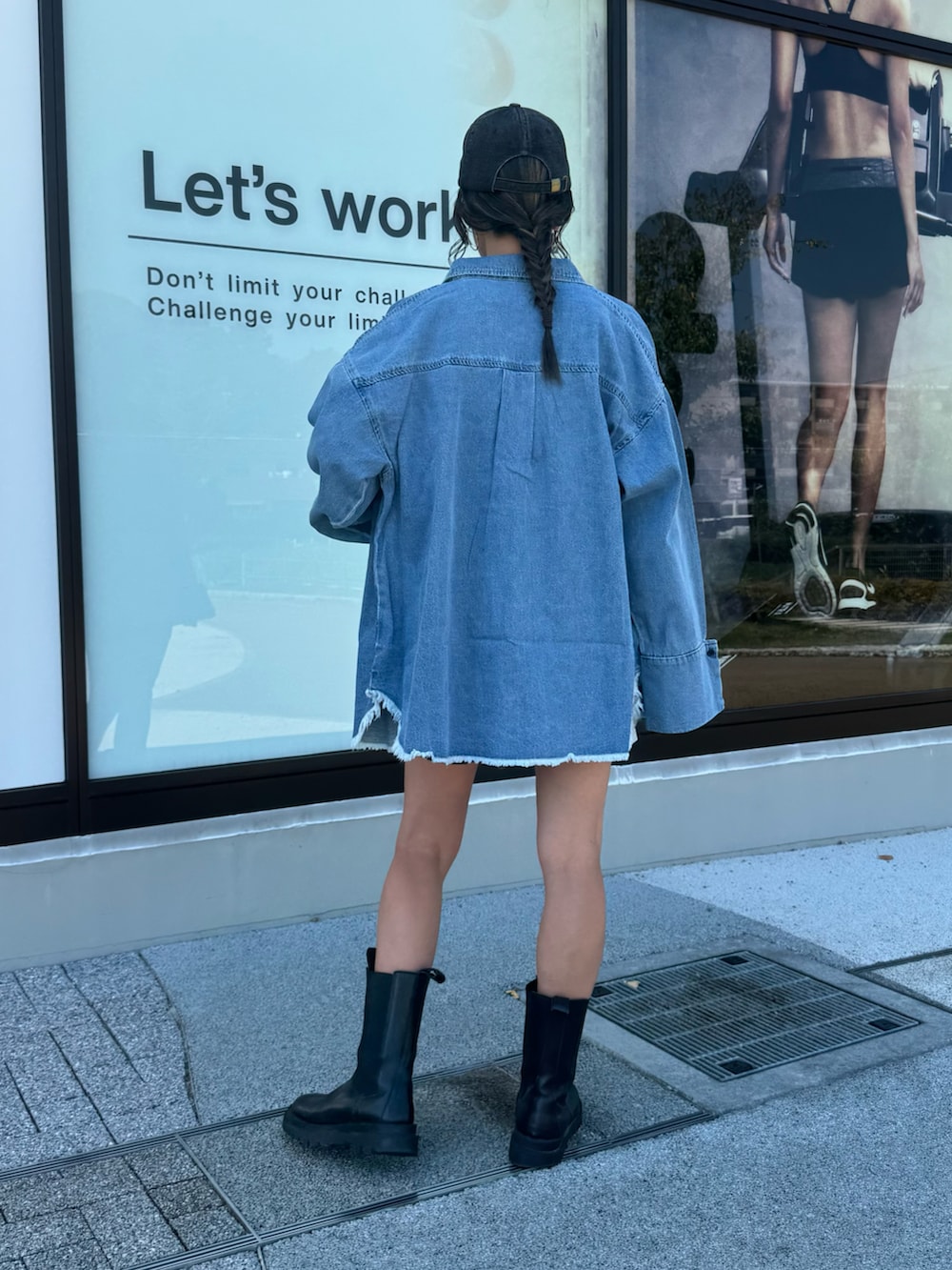 ブルー系のシャツ/ブラウス、グレー系のTシャツ/カットソー、ブラック系のブーツを着用したレディースの秋コーディネートの3枚目の写真