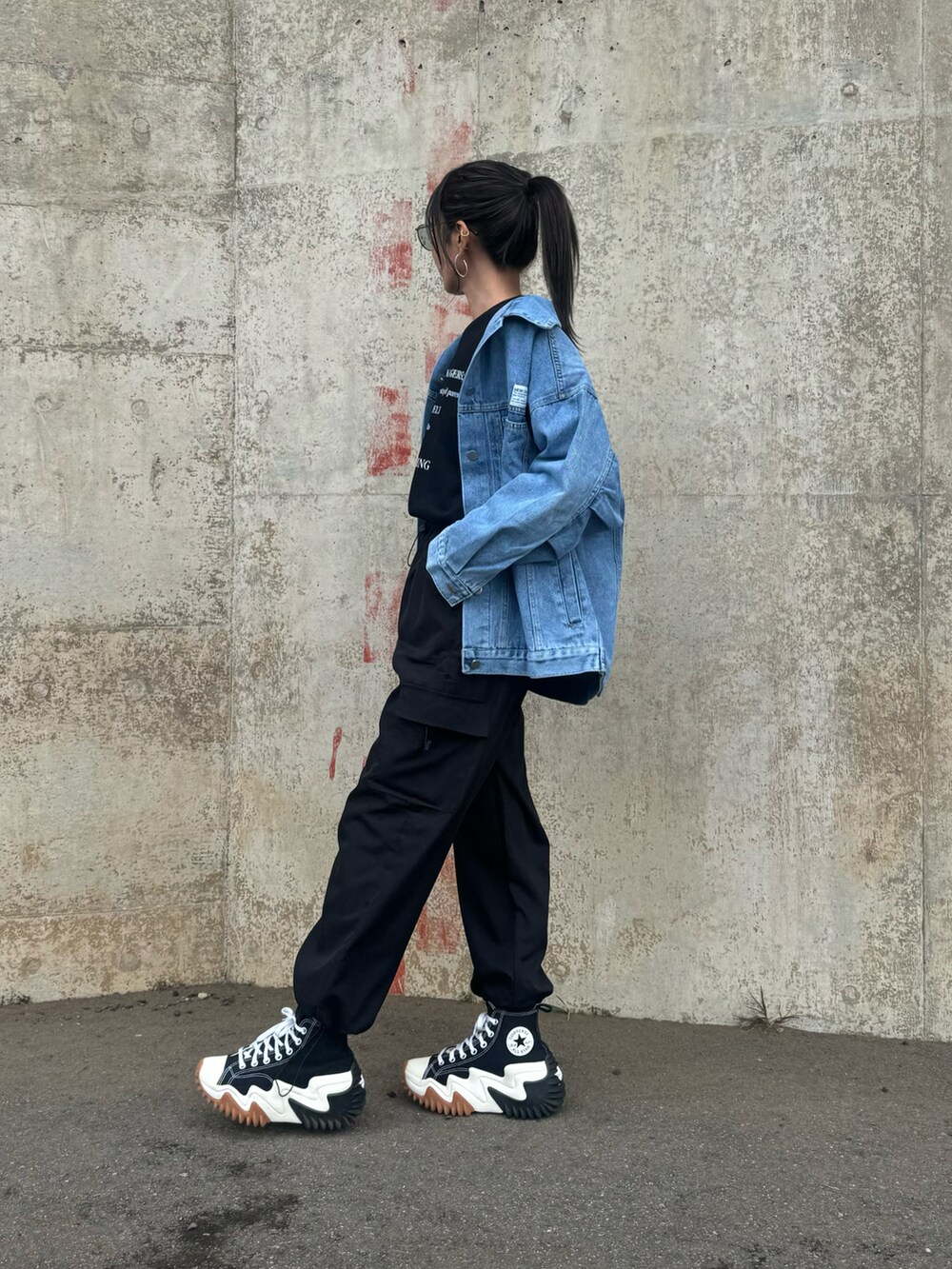「春服コーデ、大人カジュアルコーデ、春先取り、デニムジャケット、ロゴT、カーゴパンツ、ミリタリー、厚底シューズ、ブラックコーデ、ラフコーデ、Gジャン、春コーデ、メンズライク、モノトーンコーデ、お洒落さんとつながりたい」｜「copineのオーバーサイズデニムジャケット（デニムジャケット、ブルー系）」を使った、ayaさん（レディース・161cm）の春コーディネートの2枚目の写真