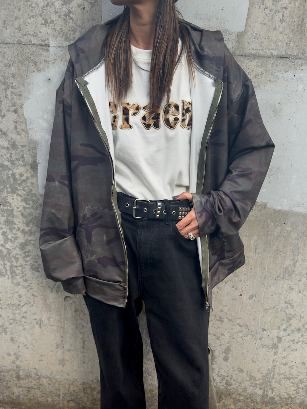 イエロー系のスニーカー、ホワイト系のTシャツ/カットソー、グリーン系のパーカーを着用したレディースの春コーディネートの4枚目の写真