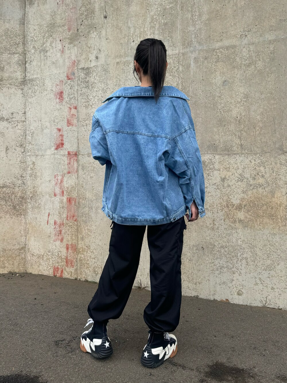 「春服コーデ、大人カジュアルコーデ、春先取り、デニムジャケット、ロゴT、カーゴパンツ、ミリタリー、厚底シューズ、ブラックコーデ、ラフコーデ、Gジャン、春コーデ、メンズライク、モノトーンコーデ、お洒落さんとつながりたい」｜「copineのオーバーサイズデニムジャケット（デニムジャケット、ブルー系）」を使った、ayaさん（レディース・161cm）の春コーディネートの3枚目の写真