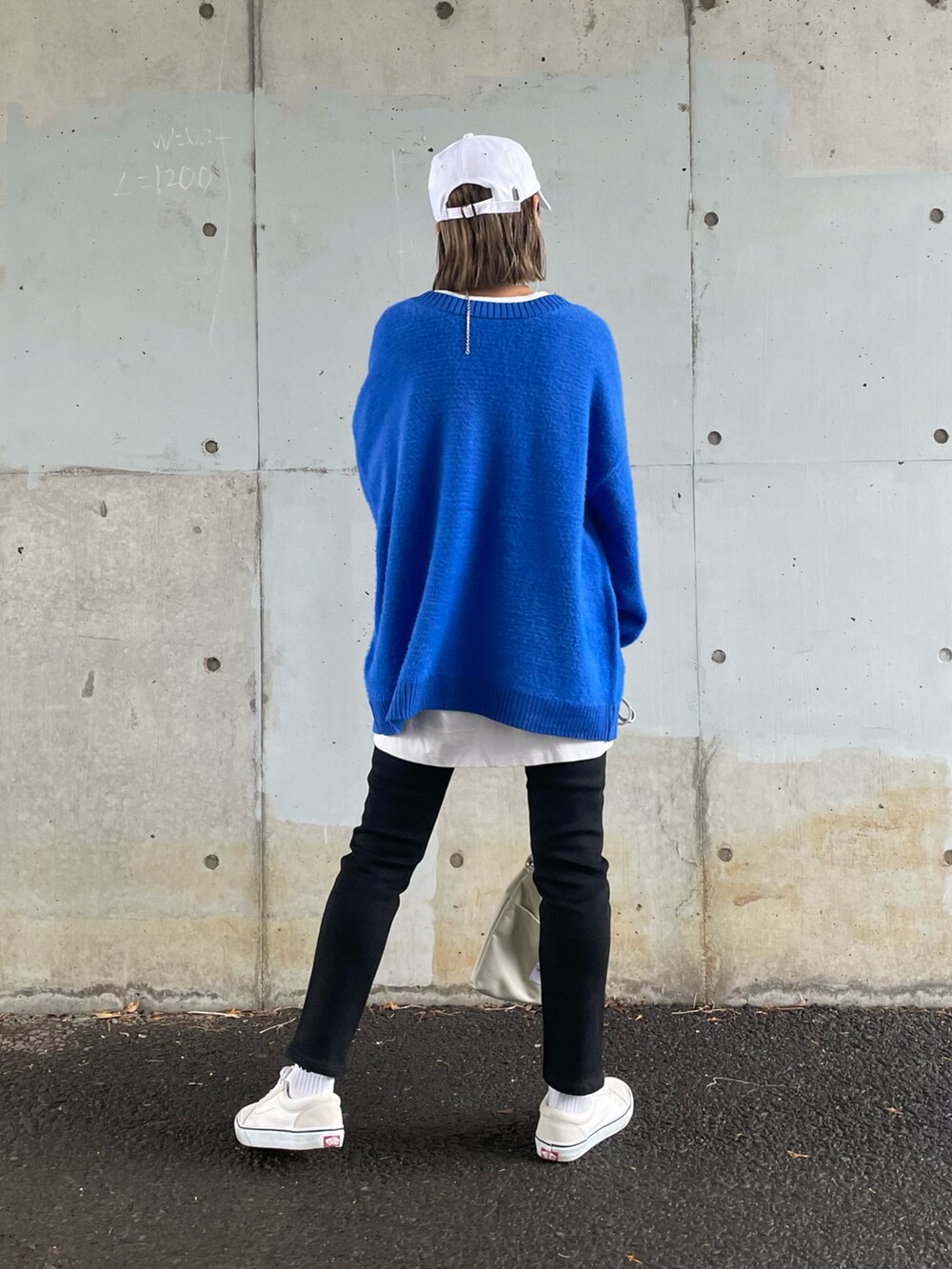 ブルー系のカーディガン/ボレロ、ブラック系のデニムパンツ、ホワイト系のスニーカーを着用したレディースの冬コーディネートの3枚目の写真