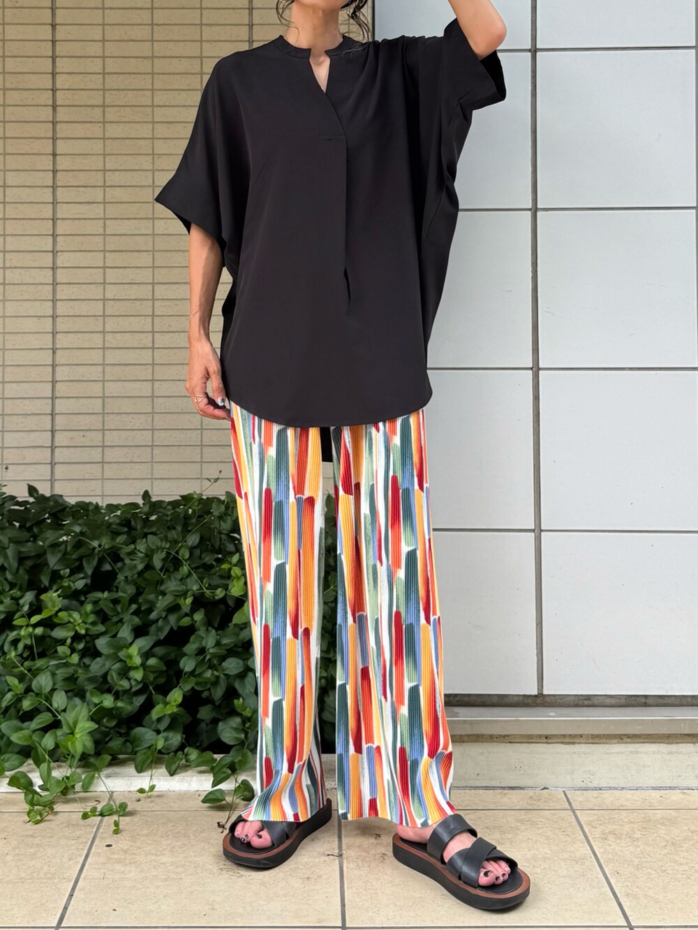 ブラック系のシャツ/ブラウス、その他のその他パンツ、ブラック系のサンダルを着用したレディースの夏コーディネートの2枚目の写真