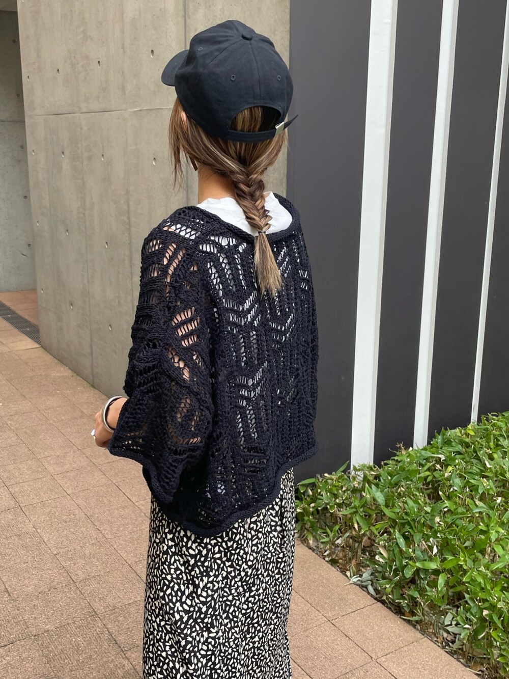 ブラック系のニット/セーター、その他のTシャツ/カットソー、ブラック系のスカートを着用したレディースの春コーディネートの4枚目の写真