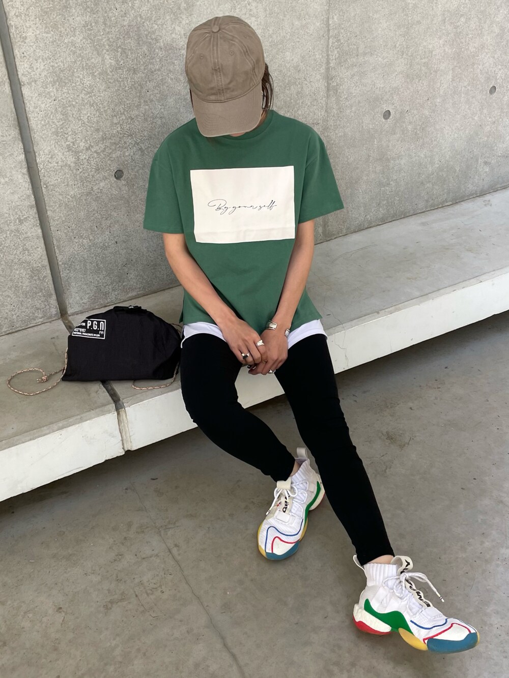 その他のその他パンツ、ホワイト系のスニーカー、グリーン系のエコバッグ/サブバッグを着用したレディースの春コーディネートの3枚目の写真