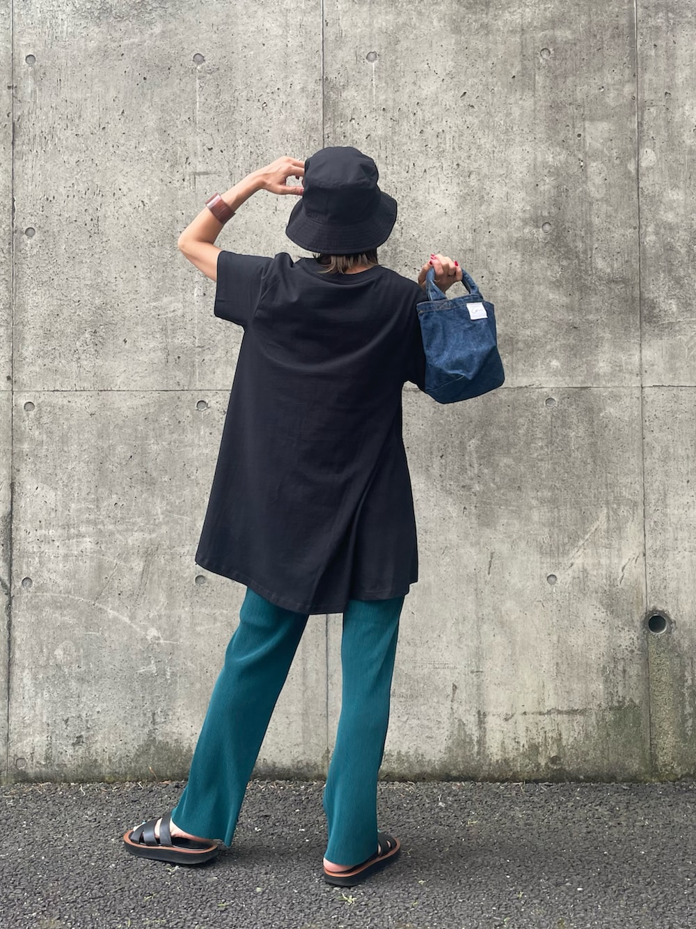 ブラック系のTシャツ/カットソー、ブルー系のトートバッグ、ブラック系のサンダルを着用したレディースの夏コーディネートの3枚目の写真