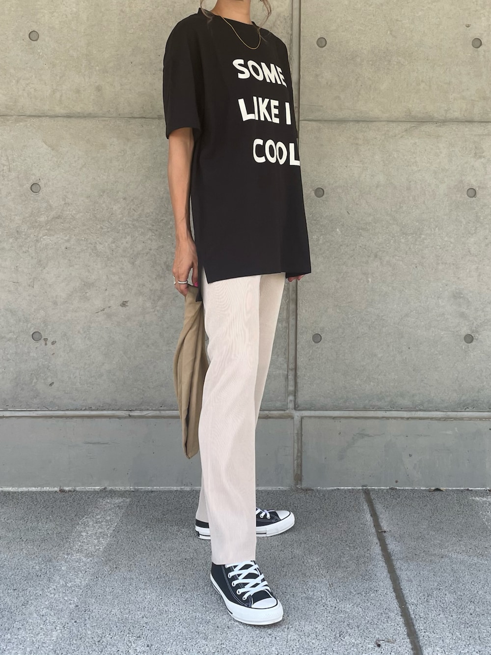 ブラック系のTシャツ/カットソー、ブラック系のスニーカー、その他のエコバッグ/サブバッグを着用したレディースの夏コーディネートの2枚目の写真