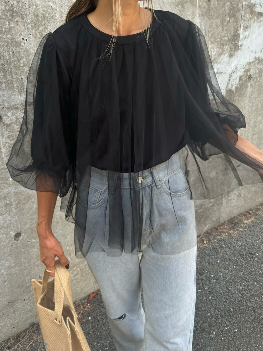 ブラック系のTシャツ/カットソー、ブルー系のデニムパンツ、ピンク系のトートバッグを着用したレディースの夏コーディネートの3枚目の写真