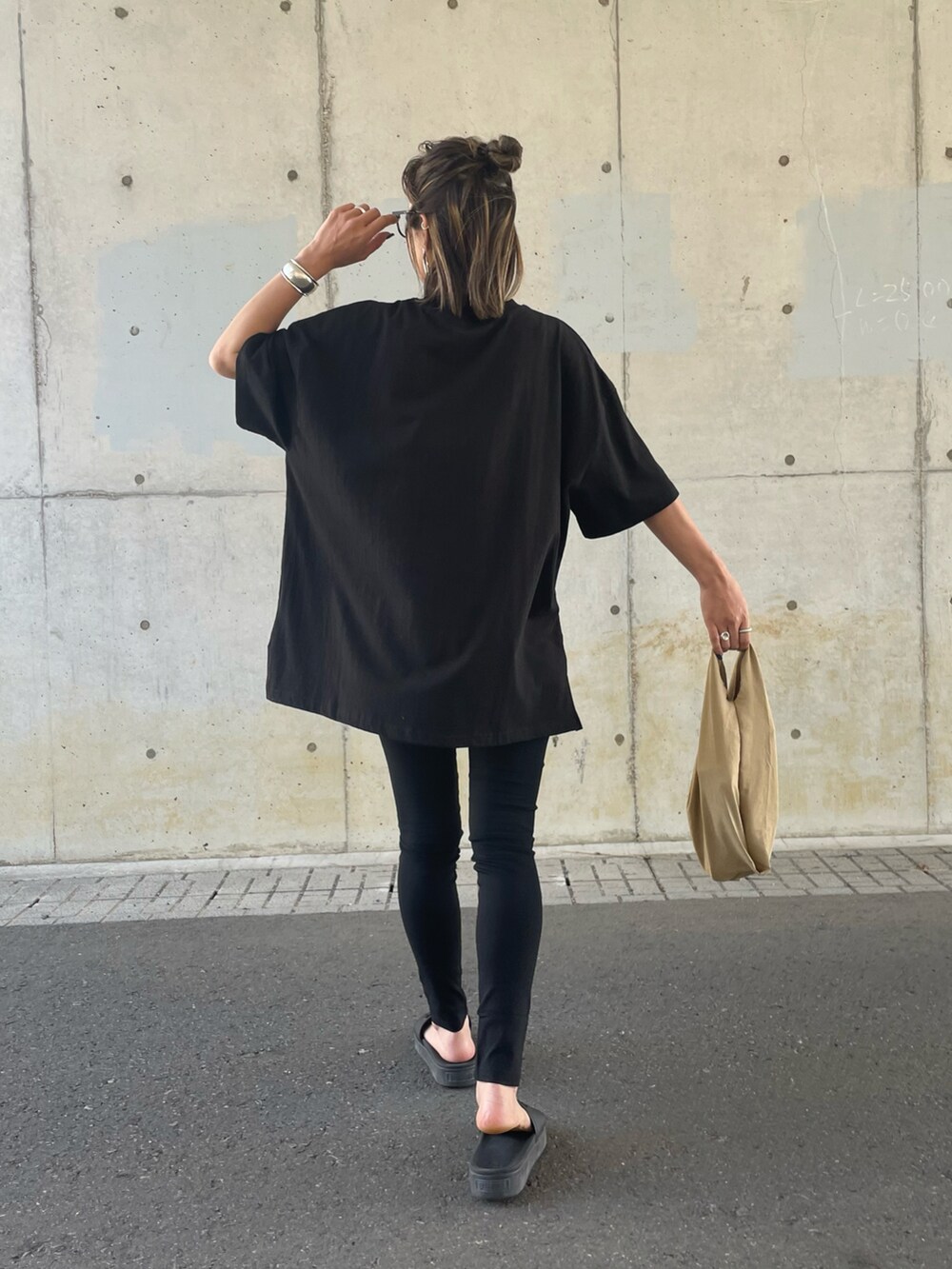 ブラック系のTシャツ/カットソー、ブラック系のその他パンツ、その他のエコバッグ/サブバッグを着用したレディースの夏コーディネートの3枚目の写真