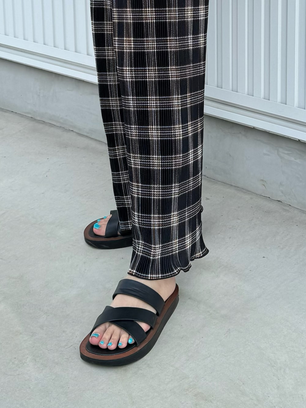 「夏コーデ、リラックススタイル、チェックパンツ、チェック柄、柄パンツ、プリーツパンツ、サンダルコーデ、ノースリーブ、お洒落さんとつながりたい、チェック、ビタミンカラー、トートバッグ、ブラックコーデ、ラクチンコーデ、オレンジ」｜「copineのレイヤードロングノースリーブ(ブラック)（タンクトップ、ブラック系）」を使った、ayaさん（レディース・161cm）の夏コーディネートの5枚目の写真