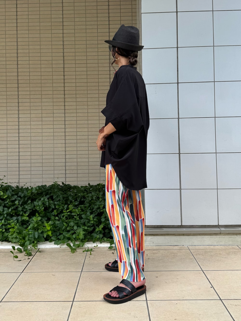 ブラック系のシャツ/ブラウス、その他のその他パンツ、ブラック系のサンダルを着用したレディースの夏コーディネートの3枚目の写真