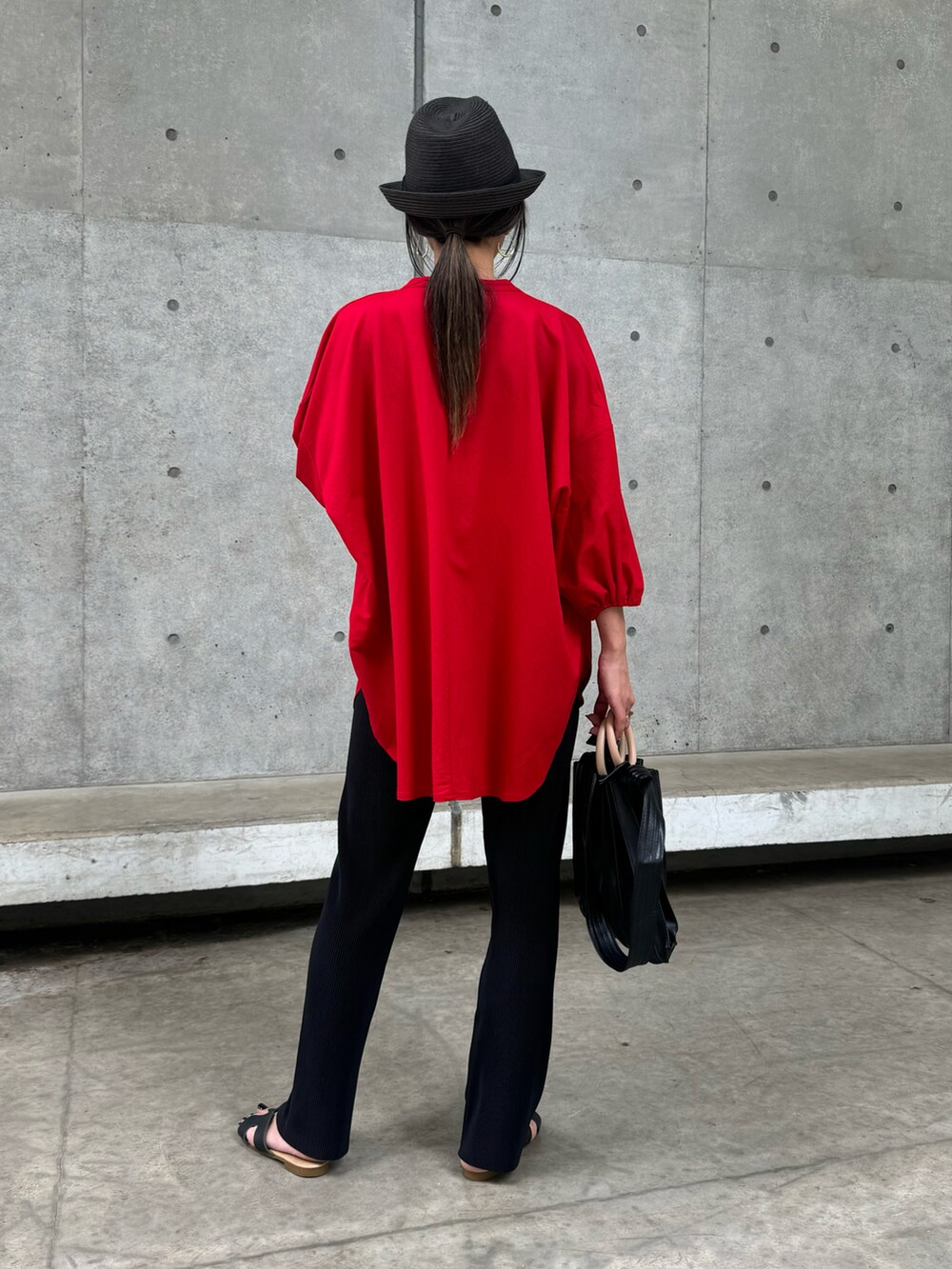 レッド系のTシャツ/カットソー、ブラック系のその他パンツ、その他のショルダーバッグを着用したレディースの夏コーディネートの3枚目の写真