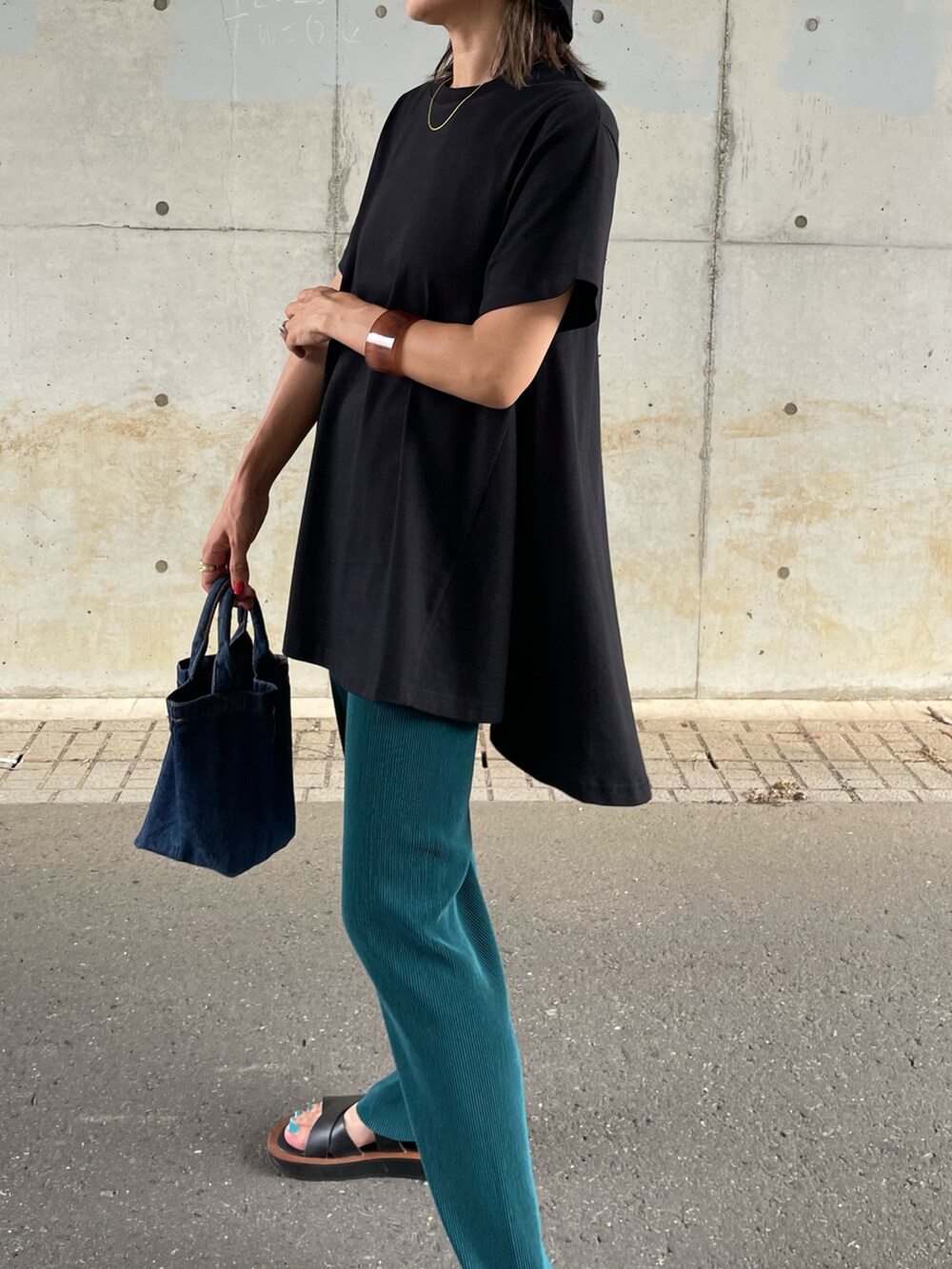 ブラック系のTシャツ/カットソー、ブルー系のトートバッグ、ブラック系のサンダルを着用したレディースの夏コーディネートの5枚目の写真