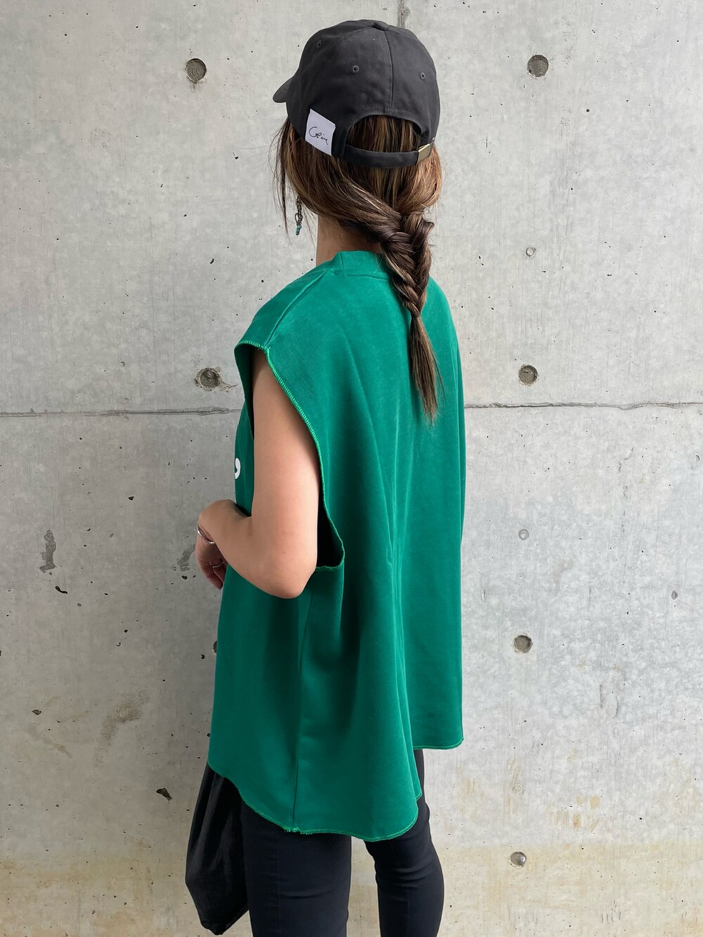 グリーン系のTシャツ/カットソー、その他のその他パンツ、ブラック系のスニーカーを着用したレディースの夏コーディネートの5枚目の写真