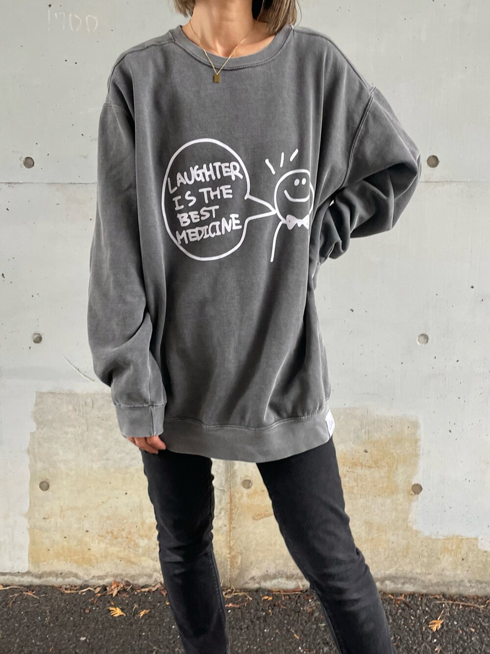 ブラック系のノーカラージャケット、ブラック系のスウェット、ブラック系のその他パンツを着用したレディースの冬コーディネートの5枚目の写真