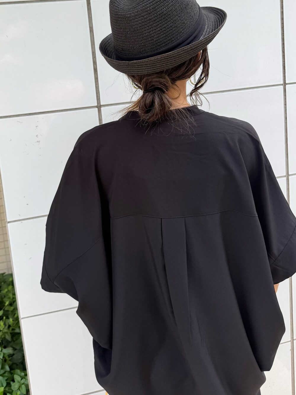 ブラック系のシャツ/ブラウス、その他のその他パンツ、ブラック系のサンダルを着用したレディースの夏コーディネートの5枚目の写真