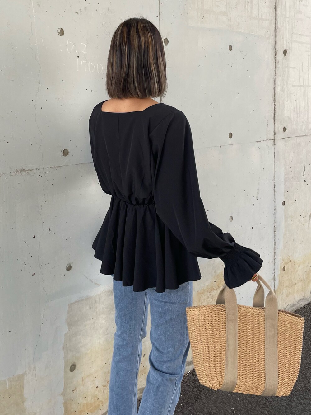 ブラック系のシャツ/ブラウス、ブルー系のデニムパンツ、ブラック系のパンプスを着用したレディースの春コーディネートの4枚目の写真