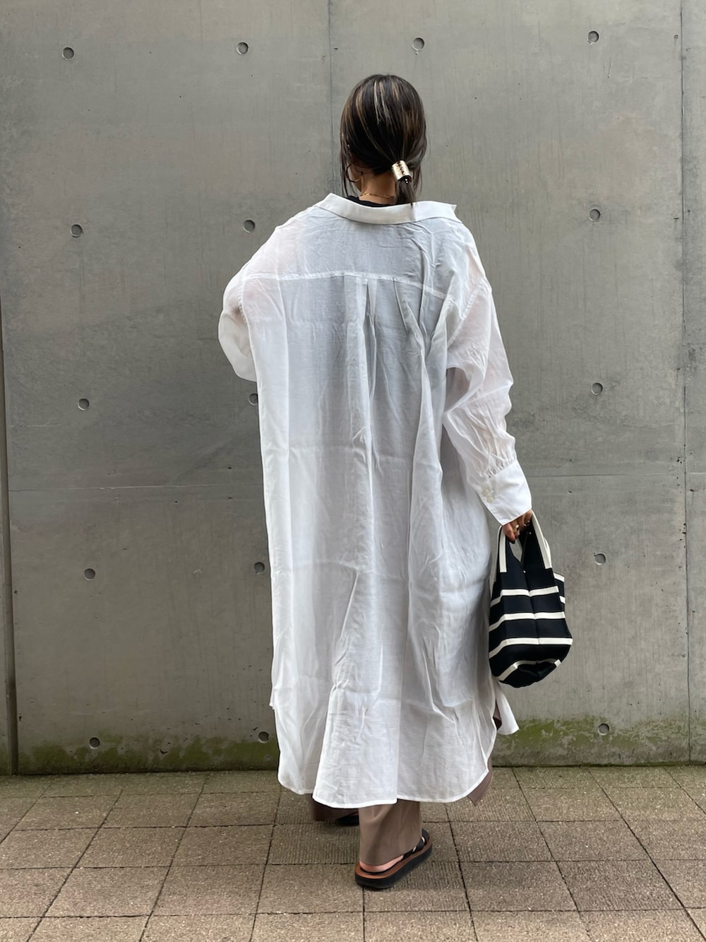 ホワイト系のシャツ/ブラウス、ブラック系のTシャツ/カットソー、ブラウン系のその他パンツを着用したレディースの春コーディネートの3枚目の写真