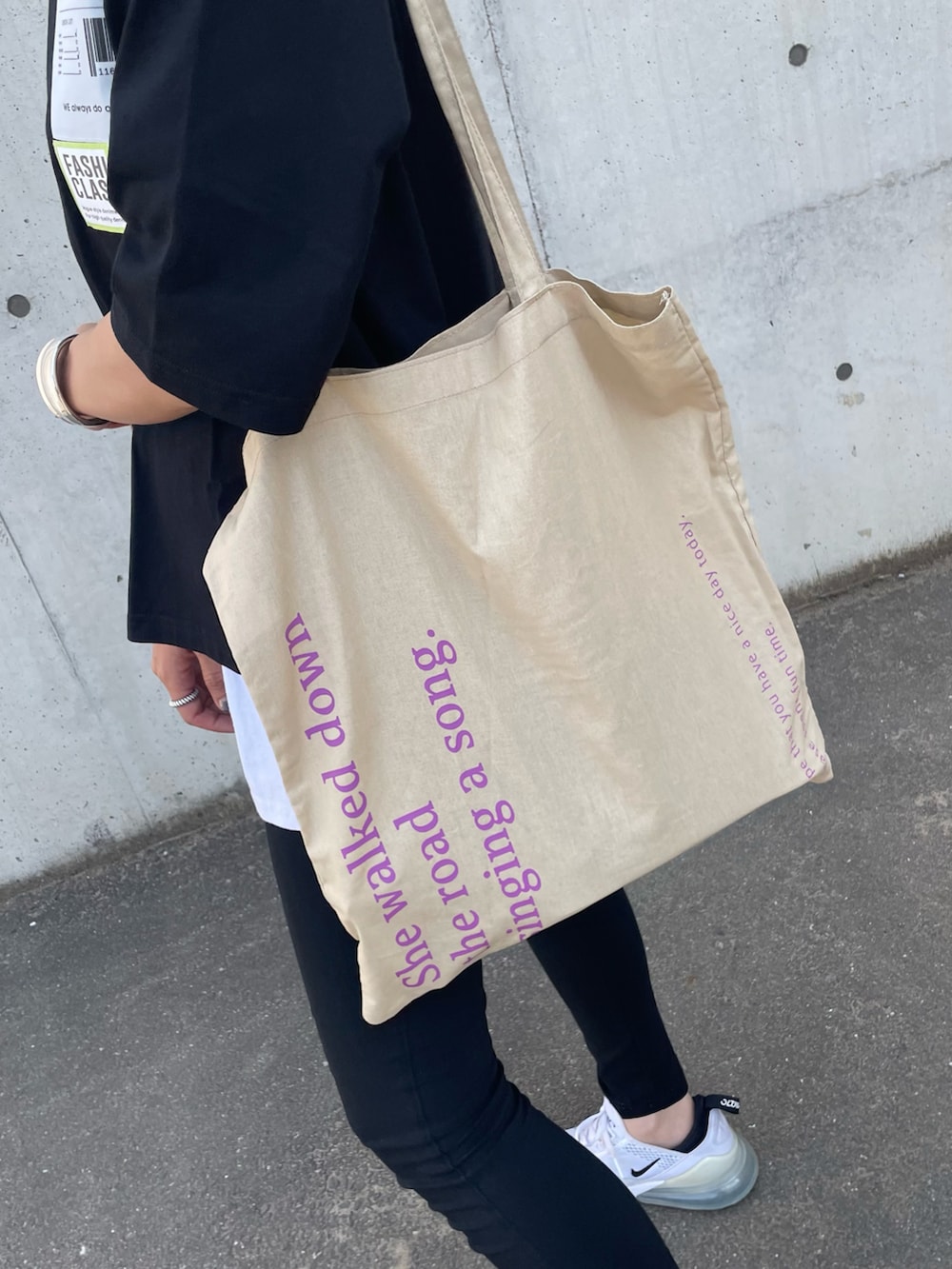 「オトナカジュアル、休日スタイル、モノトーン、トートバッグ、レイヤードスタイル、NIKE、スニーカーコーデ、ブラック、キャップ、ロゴ、ootd、カジュアルコーデ、シンプルコーデ、刺繍、ロゴトート」｜「copineのR英字ロゴキャップ(4color)（キャップ、グリーン系）」を使った、ayaさん（レディース・161cm）の夏コーディネートの3枚目の写真