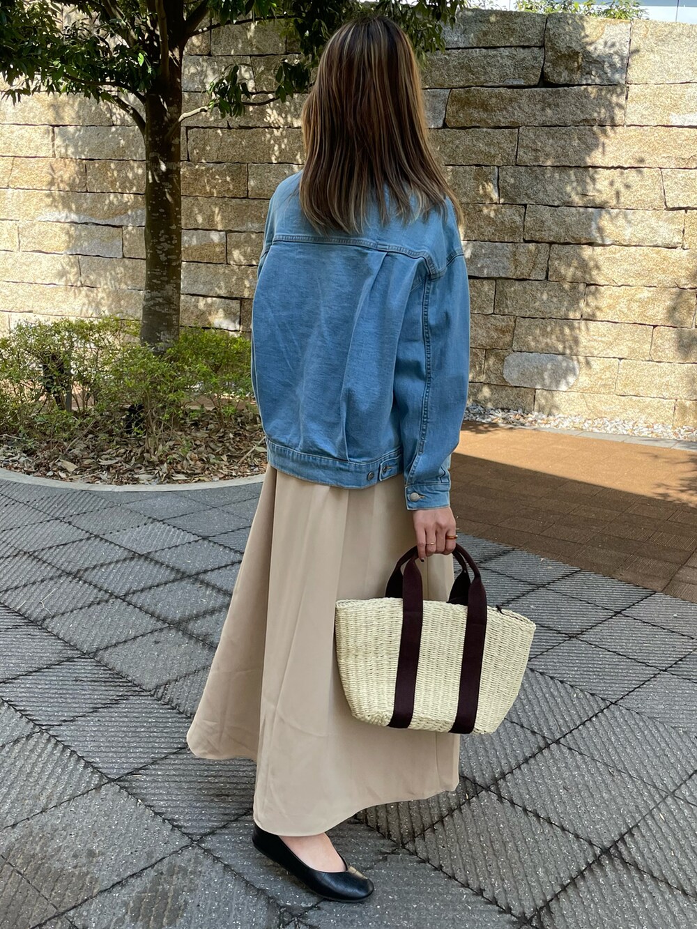 ベージュ系のワンピース、ブルー系のデニムジャケット、その他のその他パンツを着用したレディースの春コーディネートの3枚目の写真