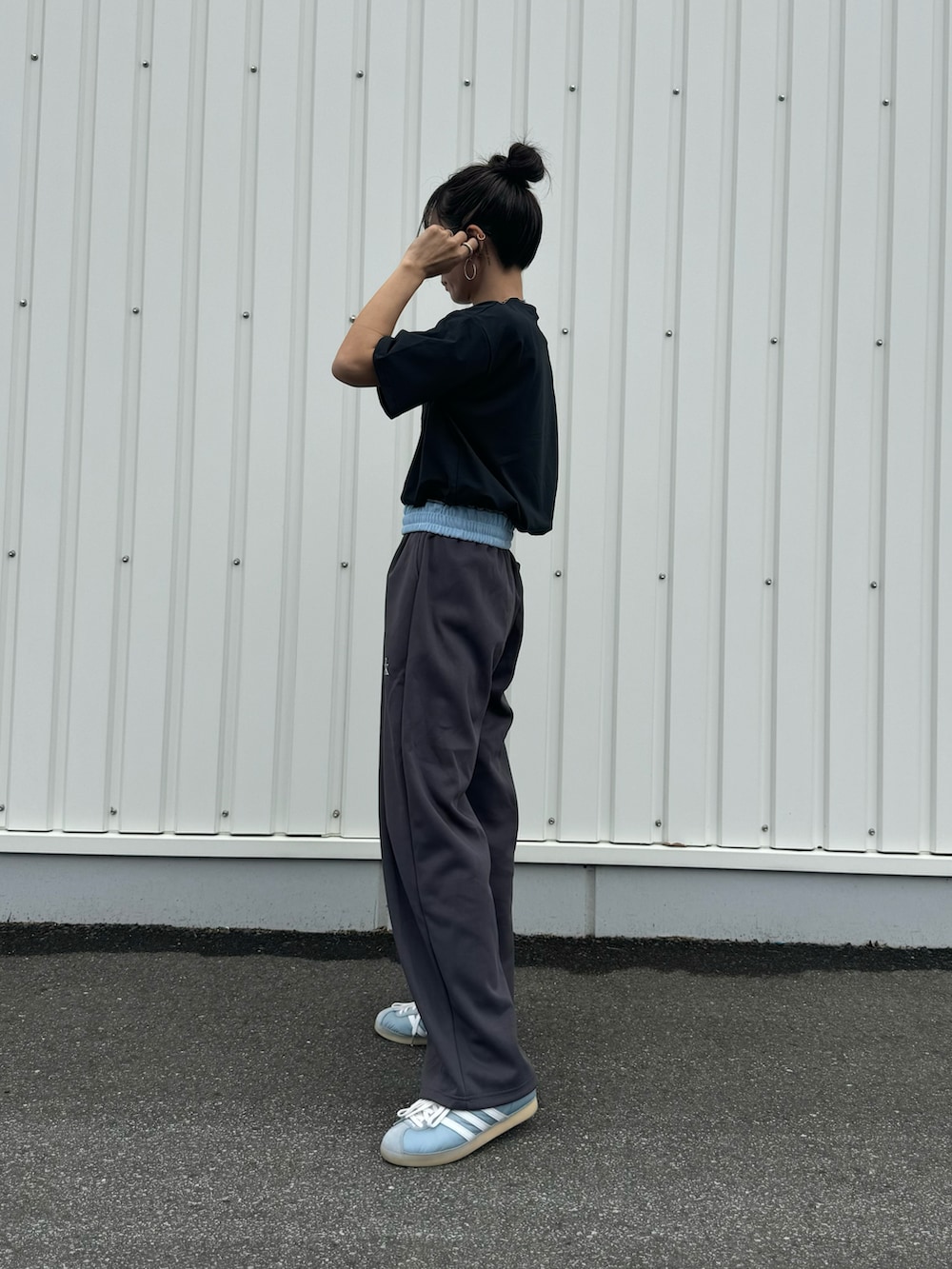「ラフコーデ、スウェットパンツ、スウェット、休日スタイル、ママファッション、Tシャツ、最近のいい感じコーデ、ロゴT、ロゴスウェット、スニーカーコーデ、シンフルコーデ、お洒落さんとつながりたい、おしゃれさんと繋がりたい、ストリートコーデ、カジュアルコーデ」｜「copineのエンボスTシャツ(ブラック)（Tシャツ/カットソー、ブラック系）」を使った、ayaさん（レディース・161cm）の春コーディネートの2枚目の写真