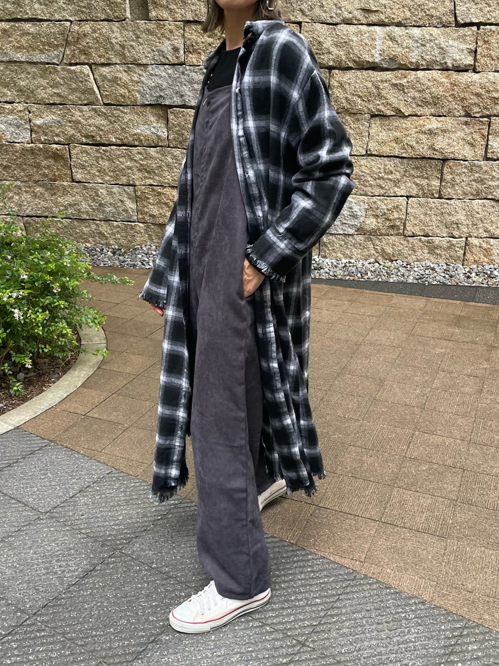 グレー系のサロペット/オーバーオール、ブラック系のシャツワンピース、ブラック系のTシャツ/カットソーを着用したレディースの秋コーディネートの2枚目の写真