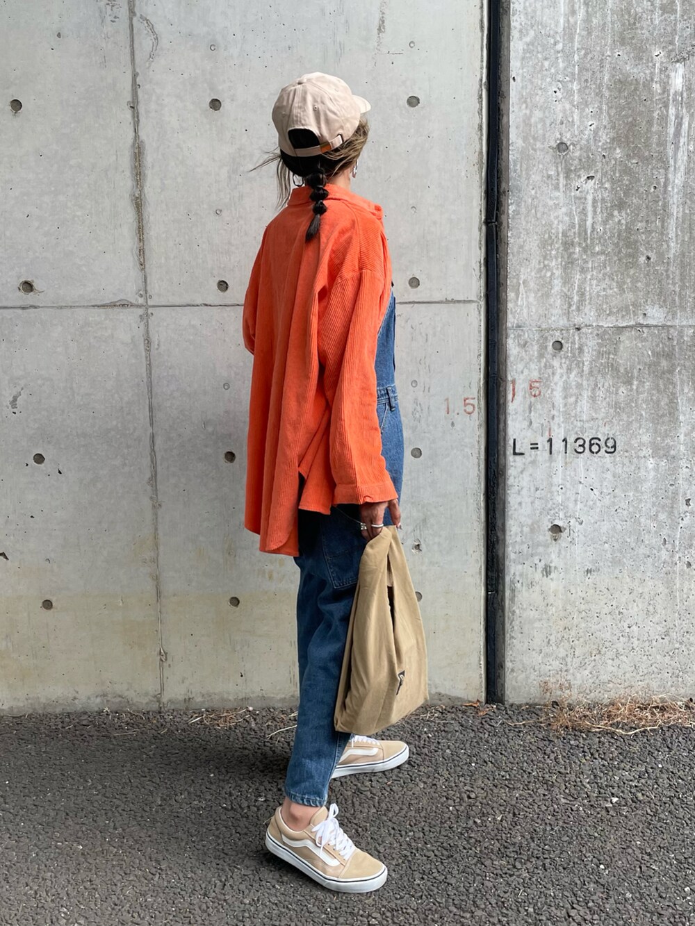 オレンジ系のシャツ/ブラウス、ホワイト系のTシャツ/カットソー、ブルー系のサロペット/オーバーオールを着用したレディースの秋コーディネートの2枚目の写真