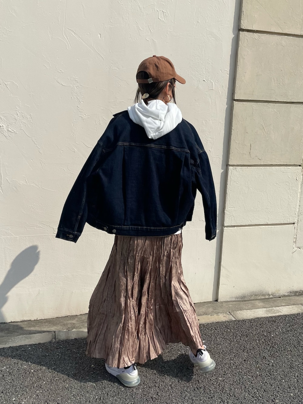 ブルー系のデニムジャケット、その他のスカート、ホワイト系のスニーカーを着用したレディースの春コーディネートの3枚目の写真