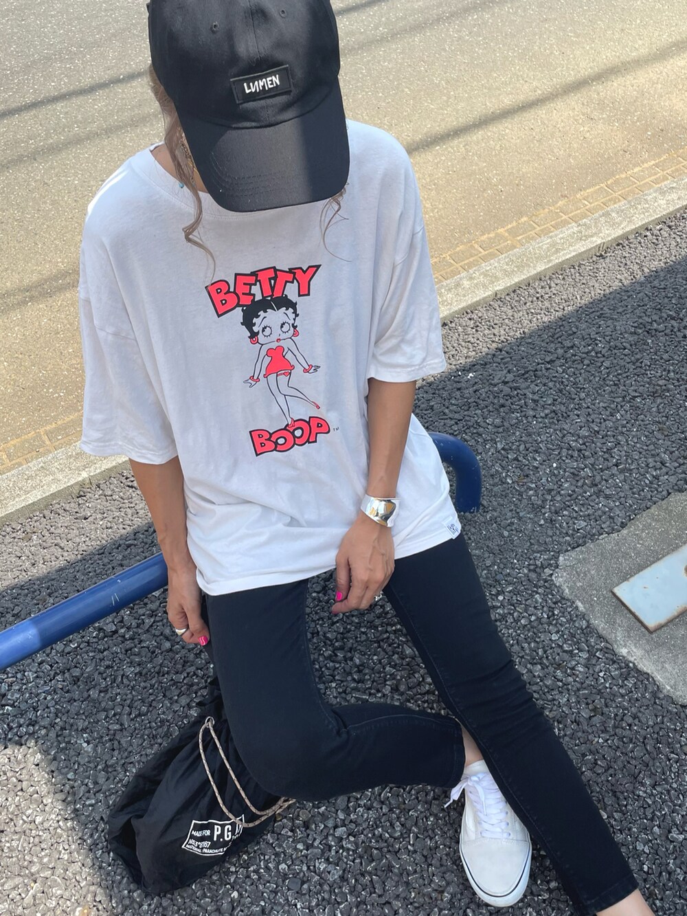 ホワイト系のTシャツ/カットソー、ブラック系のその他パンツ、グリーン系のエコバッグ/サブバッグを着用したレディースの夏コーディネートの5枚目の写真
