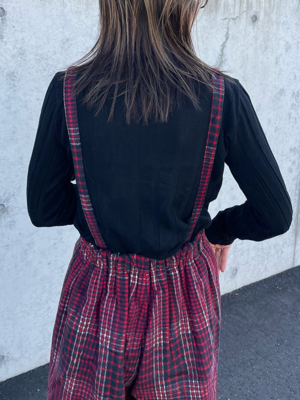 グリーン系のノーカラージャケット、ブラック系のニット/セーター、レッド系のその他パンツを着用したレディースの冬コーディネートの5枚目の写真