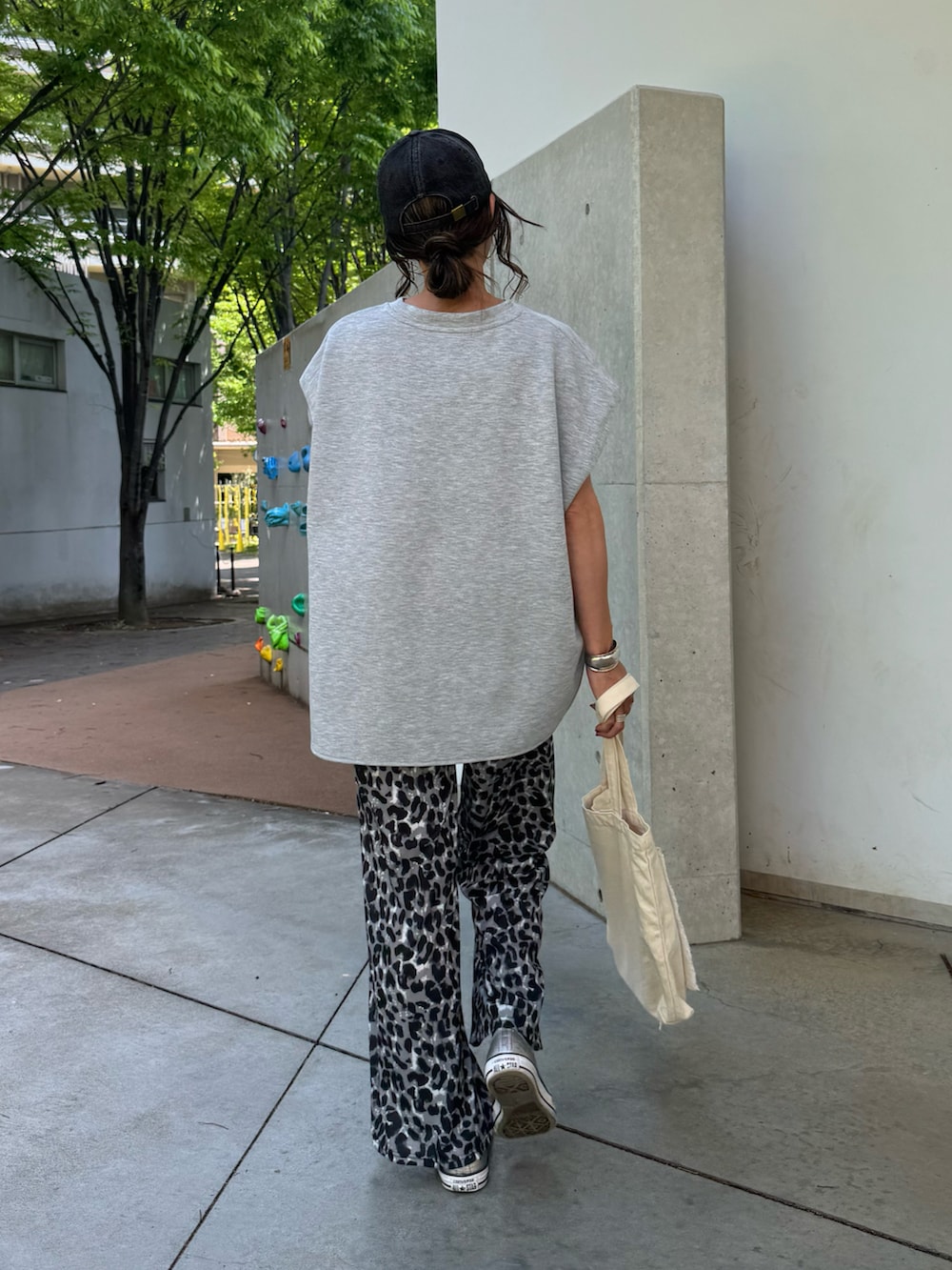 グレー系のTシャツ/カットソー、グレー系のその他パンツ、ホワイト系のトートバッグを着用したレディースの春コーディネートの3枚目の写真