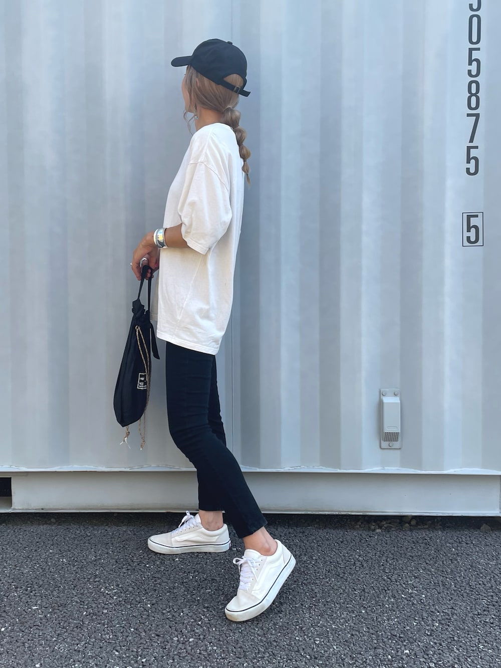 ホワイト系のTシャツ/カットソー、ブラック系のその他パンツ、グリーン系のエコバッグ/サブバッグを着用したレディースの夏コーディネートの2枚目の写真