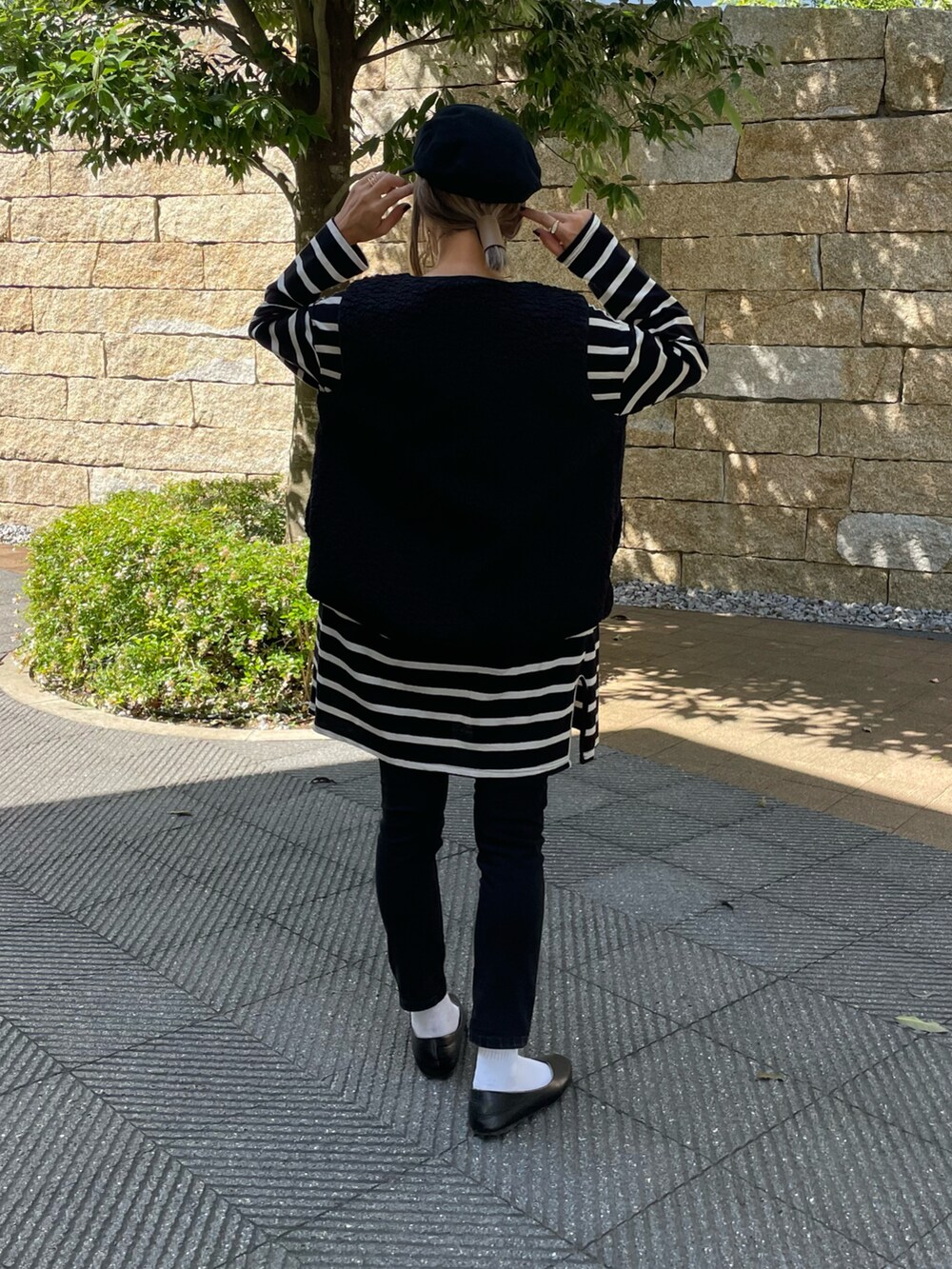 ブラック系のベスト、その他のTシャツ/カットソー、ブラック系のその他パンツを着用したレディースの秋コーディネートの3枚目の写真
