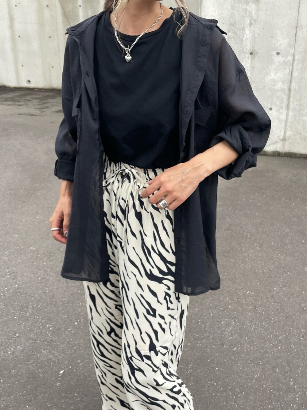 ブラック系のシャツ/ブラウス、ブラック系のタンクトップ、ホワイト系のその他パンツを着用したレディースの春コーディネートの3枚目の写真